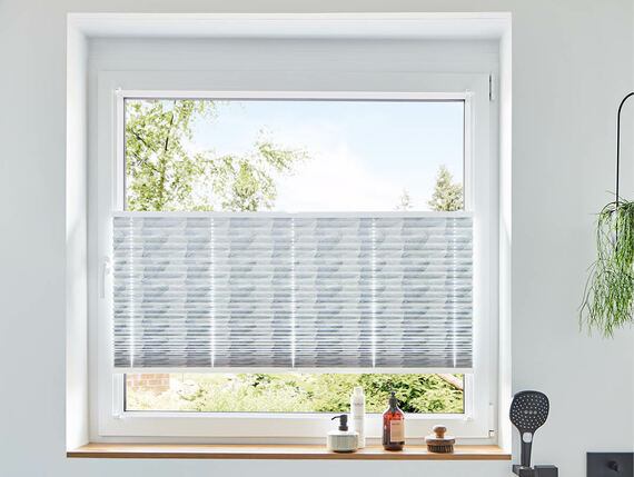 Plissee als Sonnenschutz für große Fenster